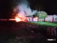 Casa da Vila A abandonada e invadida por moradores de rua pega fogo na Av. Garibaldi