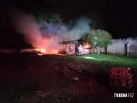 Casa da Vila A abandonada e invadida por moradores de rua pega fogo na Av. Garibaldi