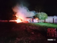 Casa da Vila A abandonada e invadida por moradores de rua pega fogo na Av. Garibaldi