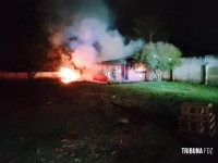 Casa da Vila A abandonada e invadida por moradores de rua pega fogo na Av. Garibaldi