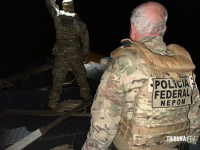 Policia Federal apreende embarcação com centenas de caixas de cigarros contrabandeados do Paraguai