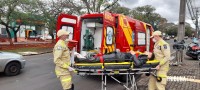 Motociclista é socorrido pelo Siate após colisão envolvendo um ônibus na Vila Portes