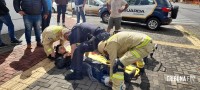 Motociclista é socorrido pelo Siate após colisão envolvendo um ônibus na Vila Portes