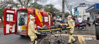 Motociclista é socorrido pelo Siate após colisão envolvendo um ônibus na Vila Portes