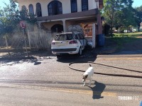 Veiculo pega fogo na porta da garagem da residência no Jardim Tarobá