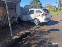 Veiculo pega fogo na porta da garagem da residência no Jardim Tarobá