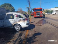 Veiculo pega fogo na porta da garagem da residência no Jardim Tarobá