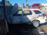 Veiculo pega fogo na porta da garagem da residência no Jardim Tarobá