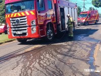 Veiculo pega fogo na porta da garagem da residência no Jardim Tarobá