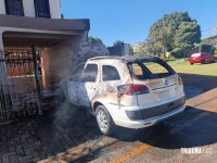 Veiculo pega fogo na porta da garagem da residência no Jardim Tarobá