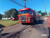 Veiculo pega fogo na porta da garagem da residência no Jardim Tarobá