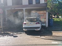 Veiculo pega fogo na porta da garagem da residência no Jardim Tarobá