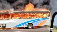 Ônibus é completamente consumido pelo fogo na BR-277 em Matelândia