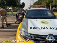 Rapaz em surto é contido após atacar pedestres e danificar veículo no centro de Santa Helena