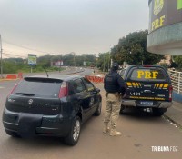 PRF apreende carro roubado durante a madrugada na Ponte da Amizade