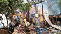 Bombeiros são acionados após incêndio a residência na Favela do Cemitério