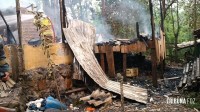 Bombeiros são acionados após incêndio a residência na Favela do Cemitério