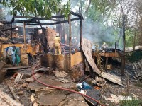 Bombeiros são acionados após incêndio a residência na Favela do Cemitério