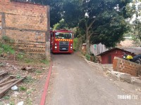 Bombeiros são acionados após incêndio a residência na Favela do Cemitério