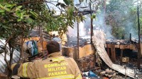 Bombeiros são acionados após incêndio a residência na Favela do Cemitério