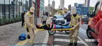 Siate socorre vítima de queda de moto no centro de Foz do Iguaçu