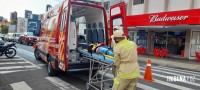 Siate socorre vítima de queda de moto no centro de Foz do Iguaçu