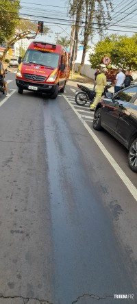 Siate socorre vítima de queda de moto no centro de Foz do Iguaçu