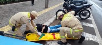 Siate socorre vítima de queda de moto no centro de Foz do Iguaçu