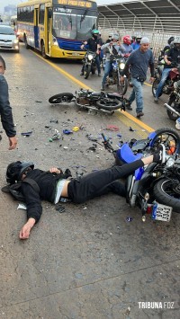 Siate socorre motociclistas após colisão no meio da Ponte da Amizade