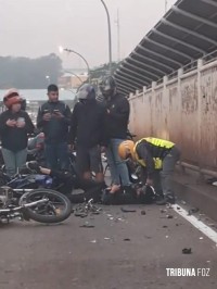 Siate socorre motociclistas após colisão no meio da Ponte da Amizade