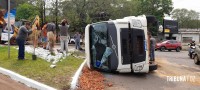 Caminhão Betoneira carregada de concreto tomba no trevo do Shopping Catuaí