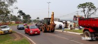 Caminhão Betoneira carregada de concreto tomba no trevo do Shopping Catuaí