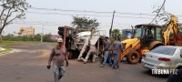 Caminhão Betoneira carregada de concreto tomba no trevo do Shopping Catuaí