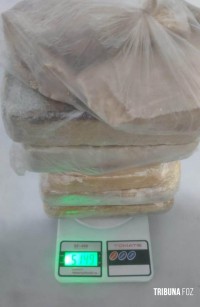 Moradora encontra 5,1 Kg de crack escondida no foro da casa na Vila Yolanda