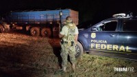 Policia Federal e PM apreendem caminhão carregado com cigarros contrabandeados na fronteira com o Paraguai