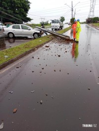 Siate socorre duas vítimas após condutor colidir veículo contra um poste na Av. Andradina