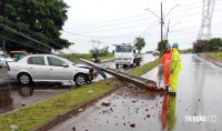 Siate socorre duas vítimas após condutor colidir veículo contra um poste na Av. Andradina