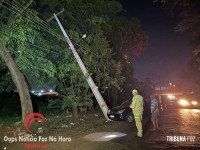 Colisão auto x anteparo (poste) mobiliza o Corpo de Bombeiros em Foz do Iguaçu 