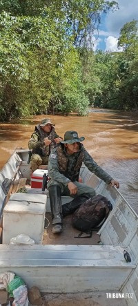 Militares do Batalhão de Policia Ambiental encontram jirau e saleiros no interior do Parque Nacional do Iguaçu