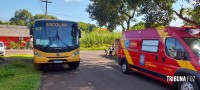 Motociclista e passageira são socorridos pelo Siate após colidirem contra um ônibus escolar na Vila Carimã