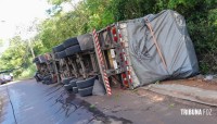 Carreta tomba após sofrer problemas mecânicos em Ciudad Del Este