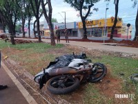 Soldado do Exército morre após colidir moto contra um poste na Av. JK 