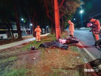 Soldado do Exército morre após colidir moto contra um poste na Av. JK 