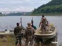 Policia Federal e Policia Militar apreendem fardos de maconha no rio Paraná