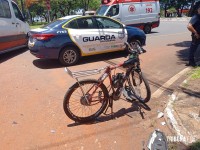 Motorista atropela ciclista, foge, mas deixa cair a placa do carro