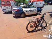 Motorista atropela ciclista, foge, mas deixa cair a placa do carro