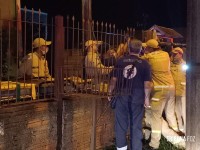 Bombeiros resgatam homem que tentou pular e ficou empalado no portão da residência