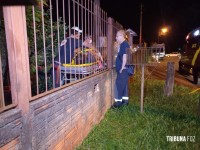 Bombeiros resgatam homem que tentou pular e ficou empalado no portão da residência