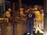 Bombeiros resgatam homem que tentou pular e ficou empalado no portão da residência