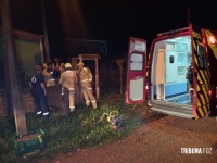 Bombeiros resgatam homem que tentou pular e ficou empalado no portão da residência